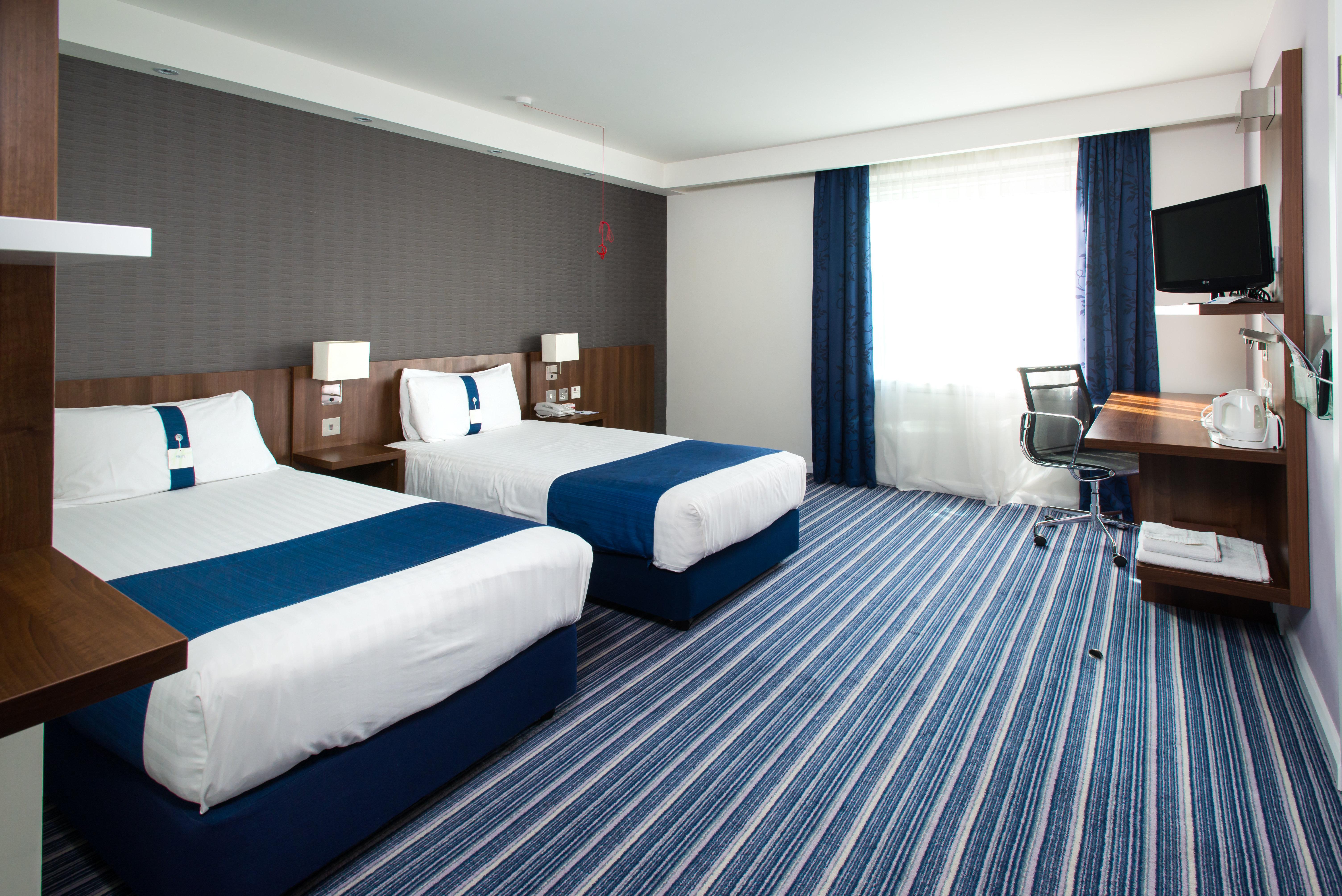 Holiday Inn Express Cambridge Duxford M11 Jct 10 By Ihg Esterno foto