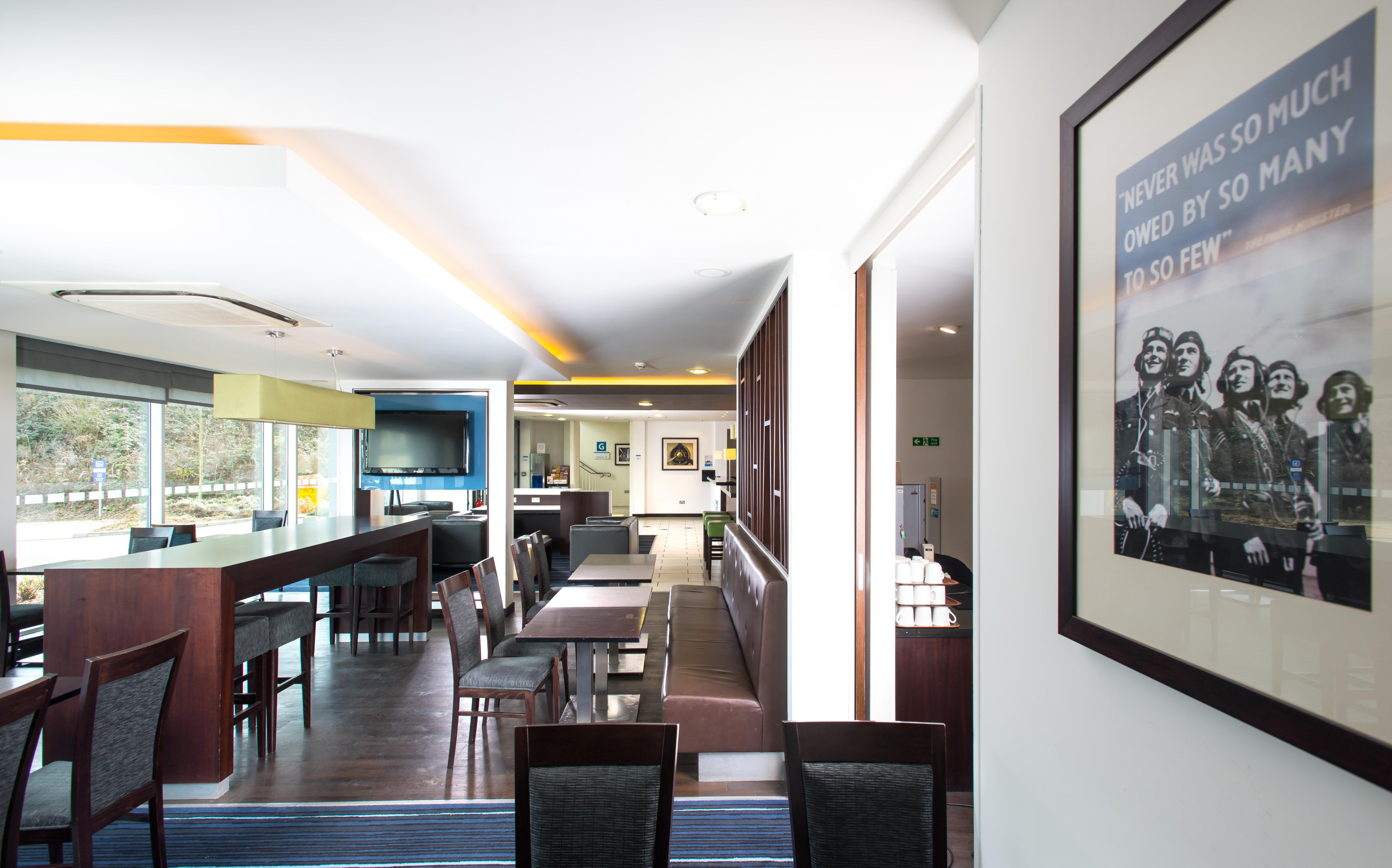 Holiday Inn Express Cambridge Duxford M11 Jct 10 By Ihg Esterno foto