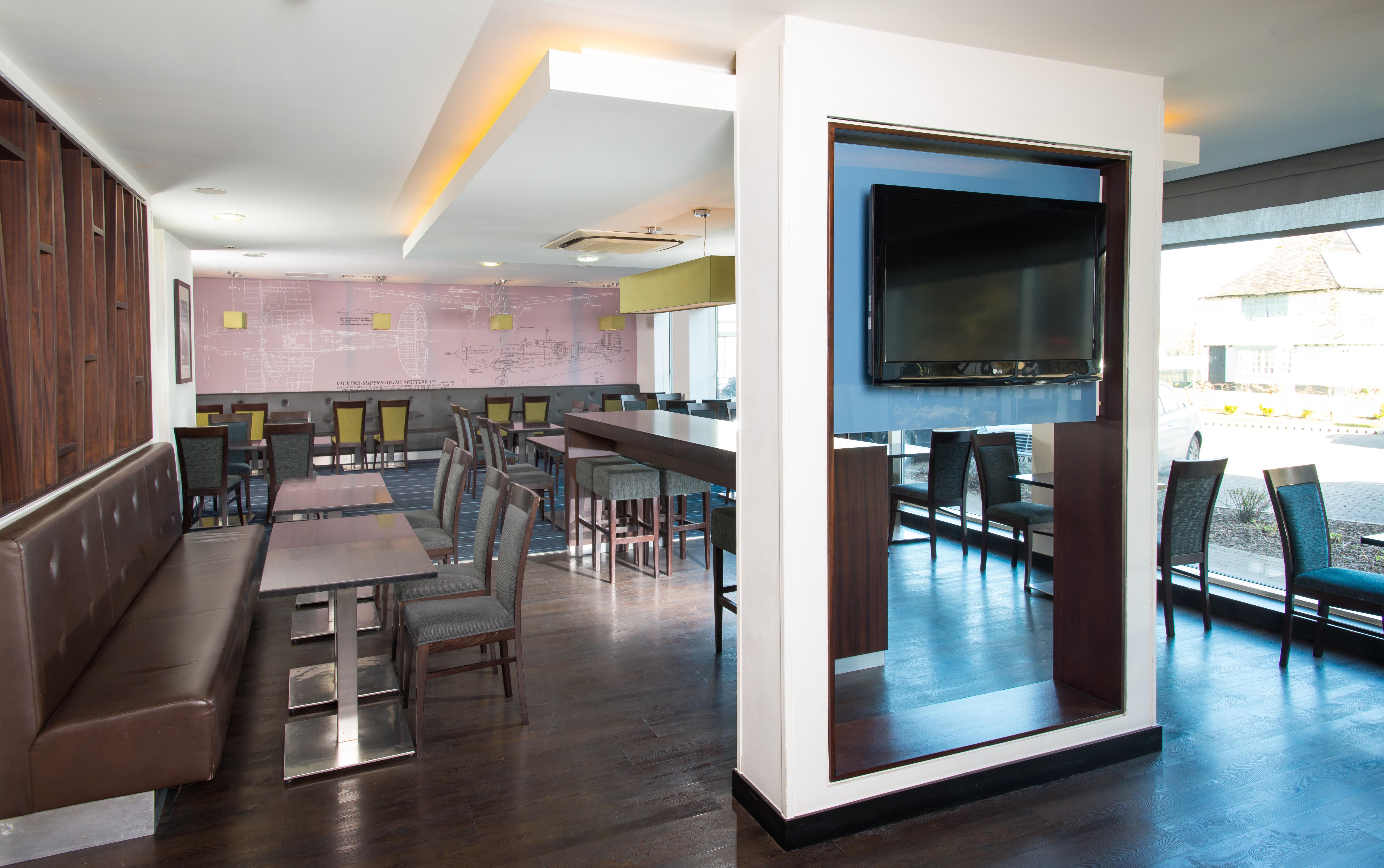 Holiday Inn Express Cambridge Duxford M11 Jct 10 By Ihg Esterno foto