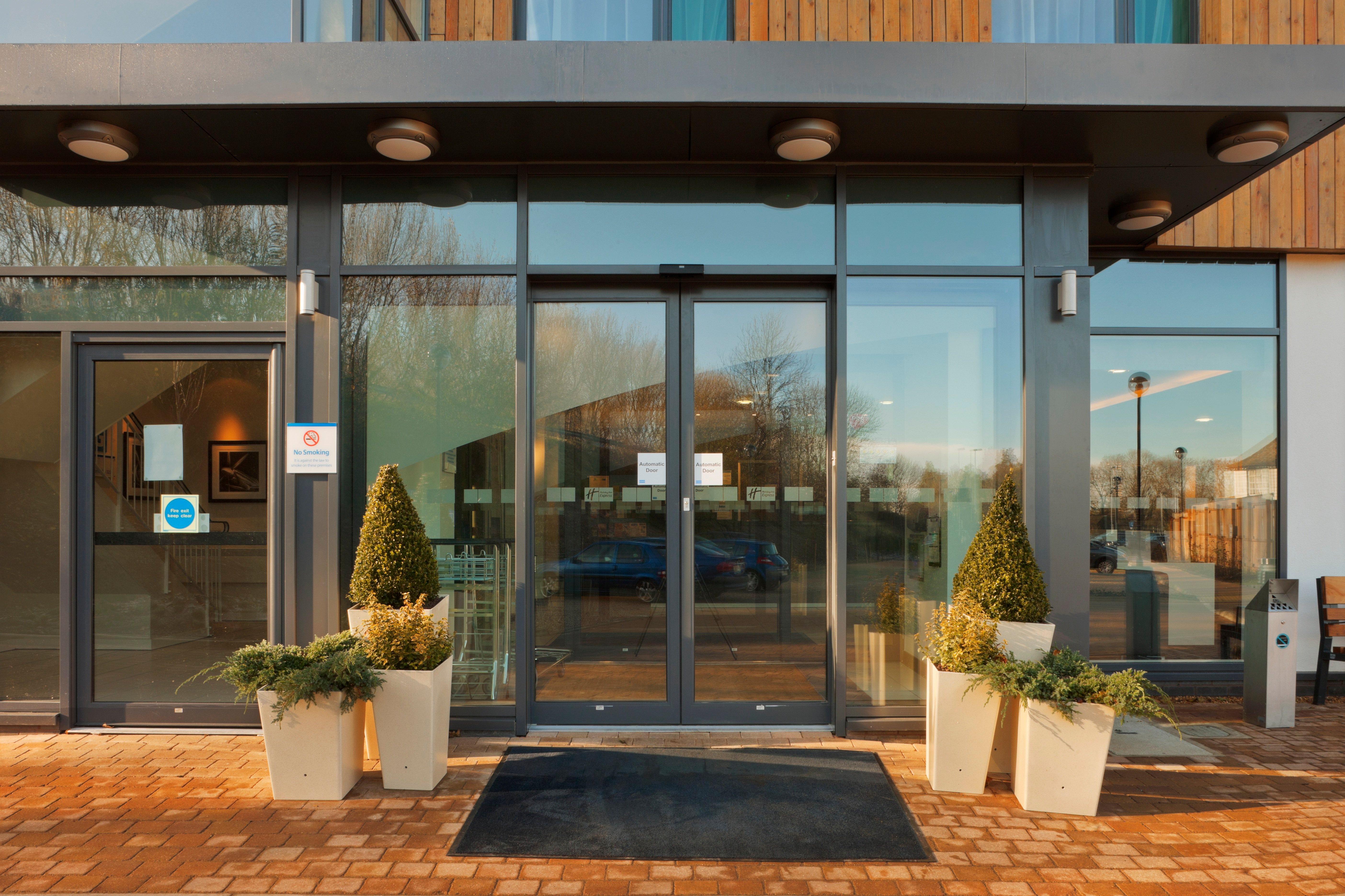 Holiday Inn Express Cambridge Duxford M11 Jct 10 By Ihg Esterno foto