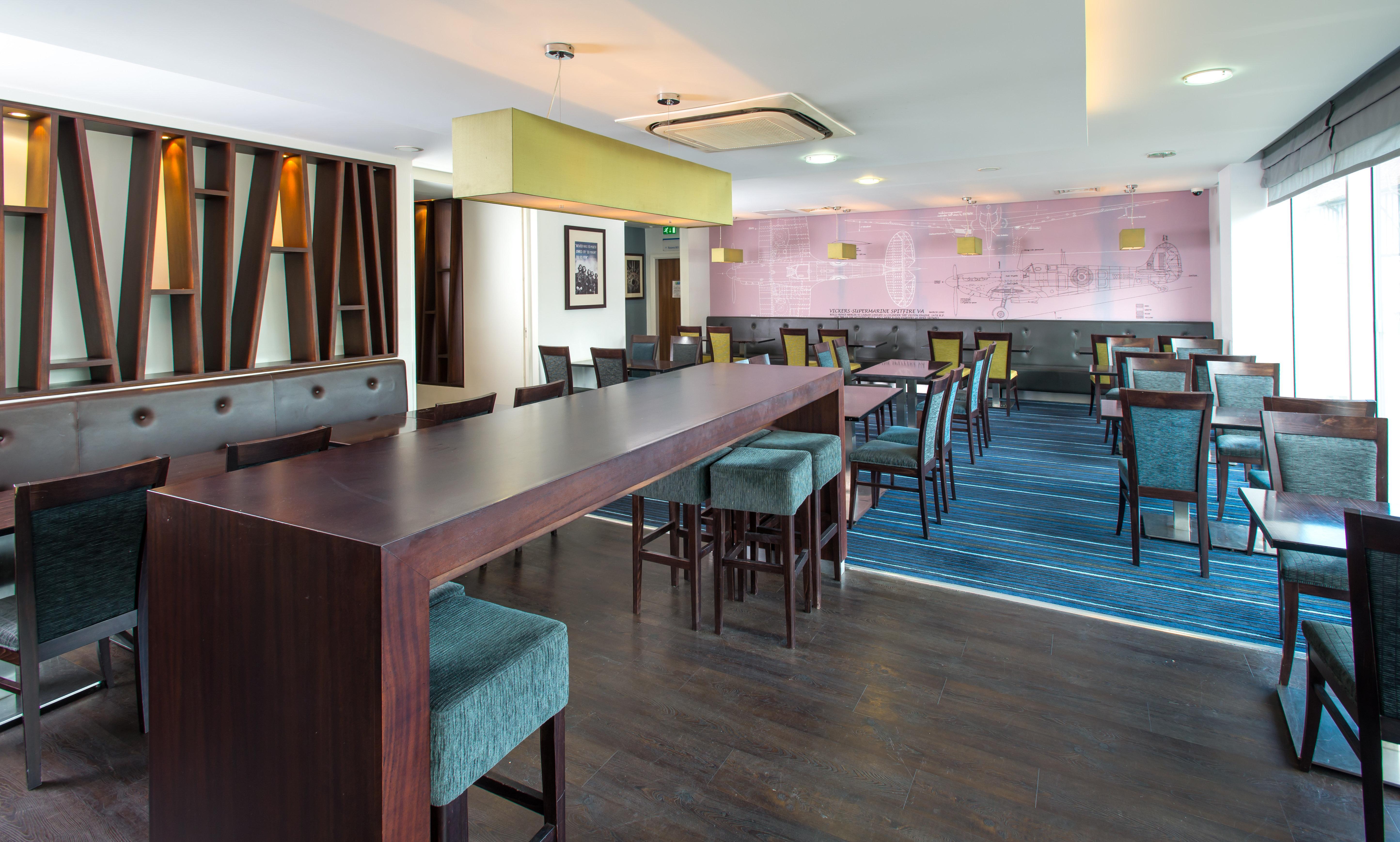 Holiday Inn Express Cambridge Duxford M11 Jct 10 By Ihg Esterno foto