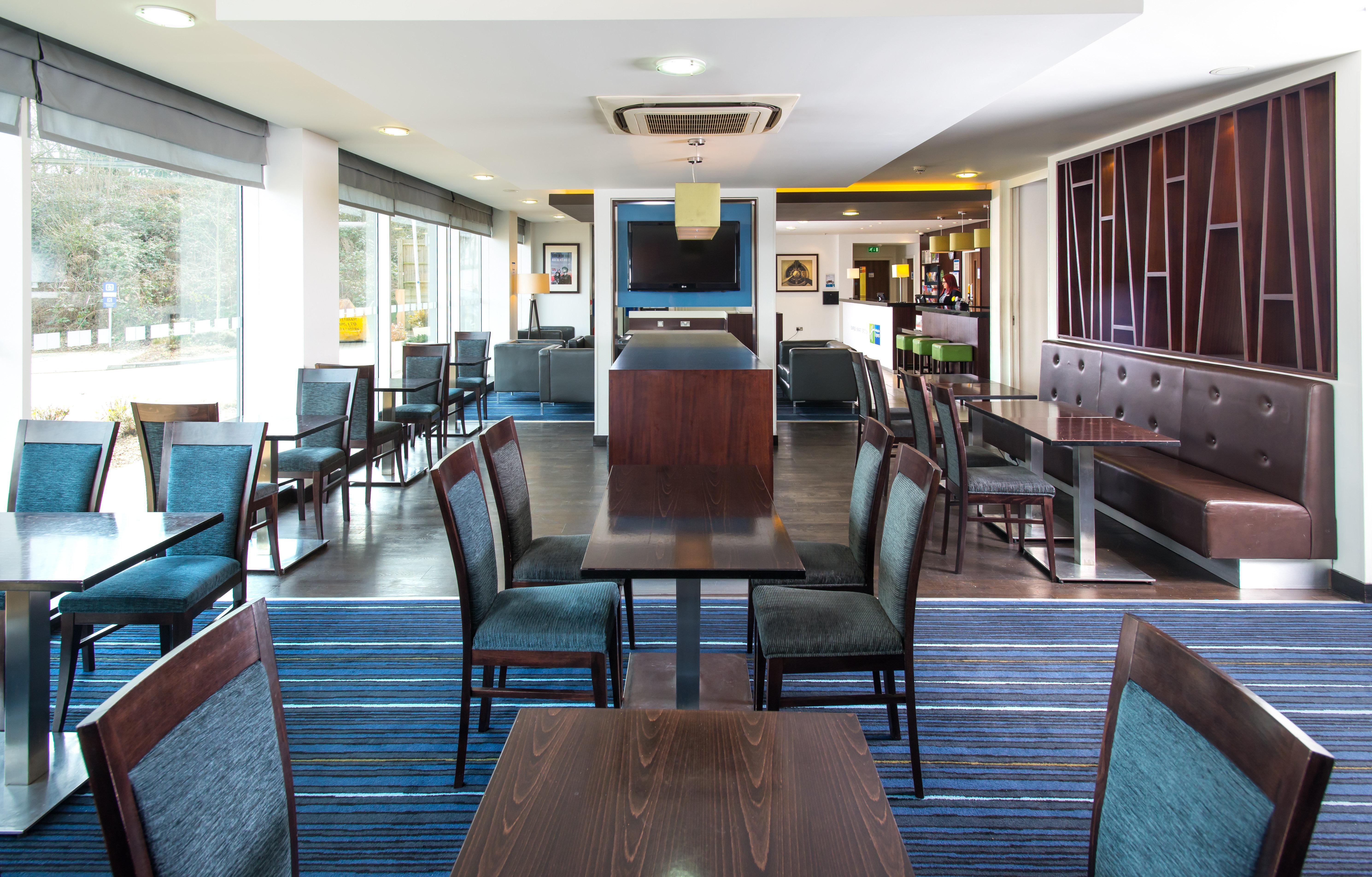 Holiday Inn Express Cambridge Duxford M11 Jct 10 By Ihg Esterno foto