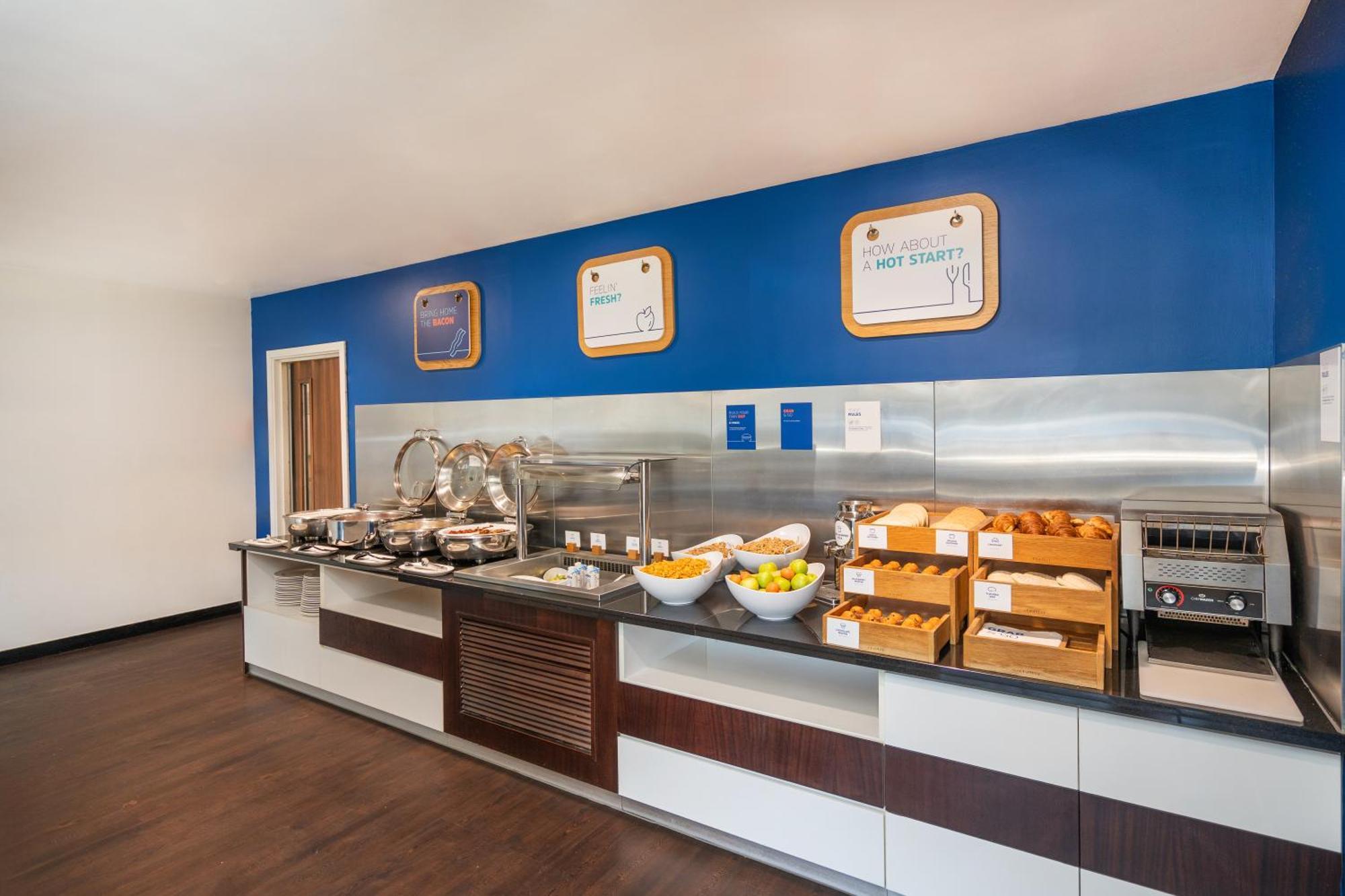 Holiday Inn Express Cambridge Duxford M11 Jct 10 By Ihg Esterno foto