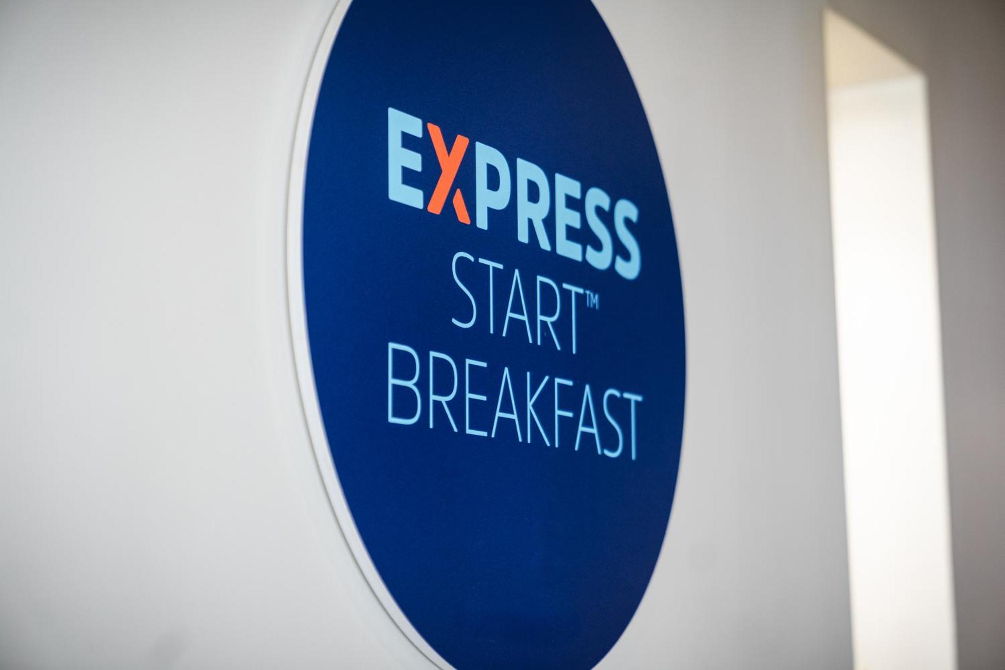 Holiday Inn Express Cambridge Duxford M11 Jct 10 By Ihg Esterno foto