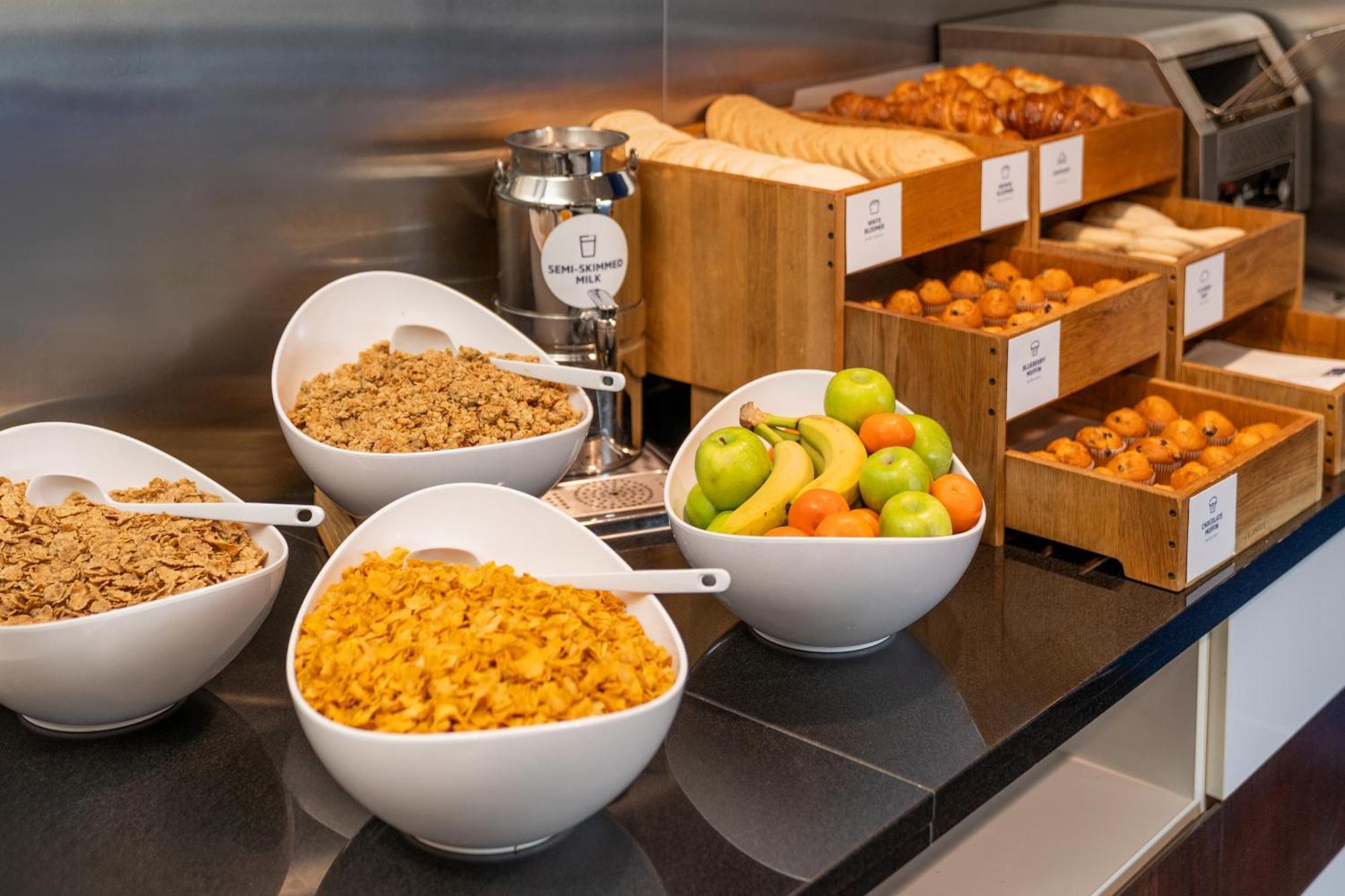 Holiday Inn Express Cambridge Duxford M11 Jct 10 By Ihg Esterno foto