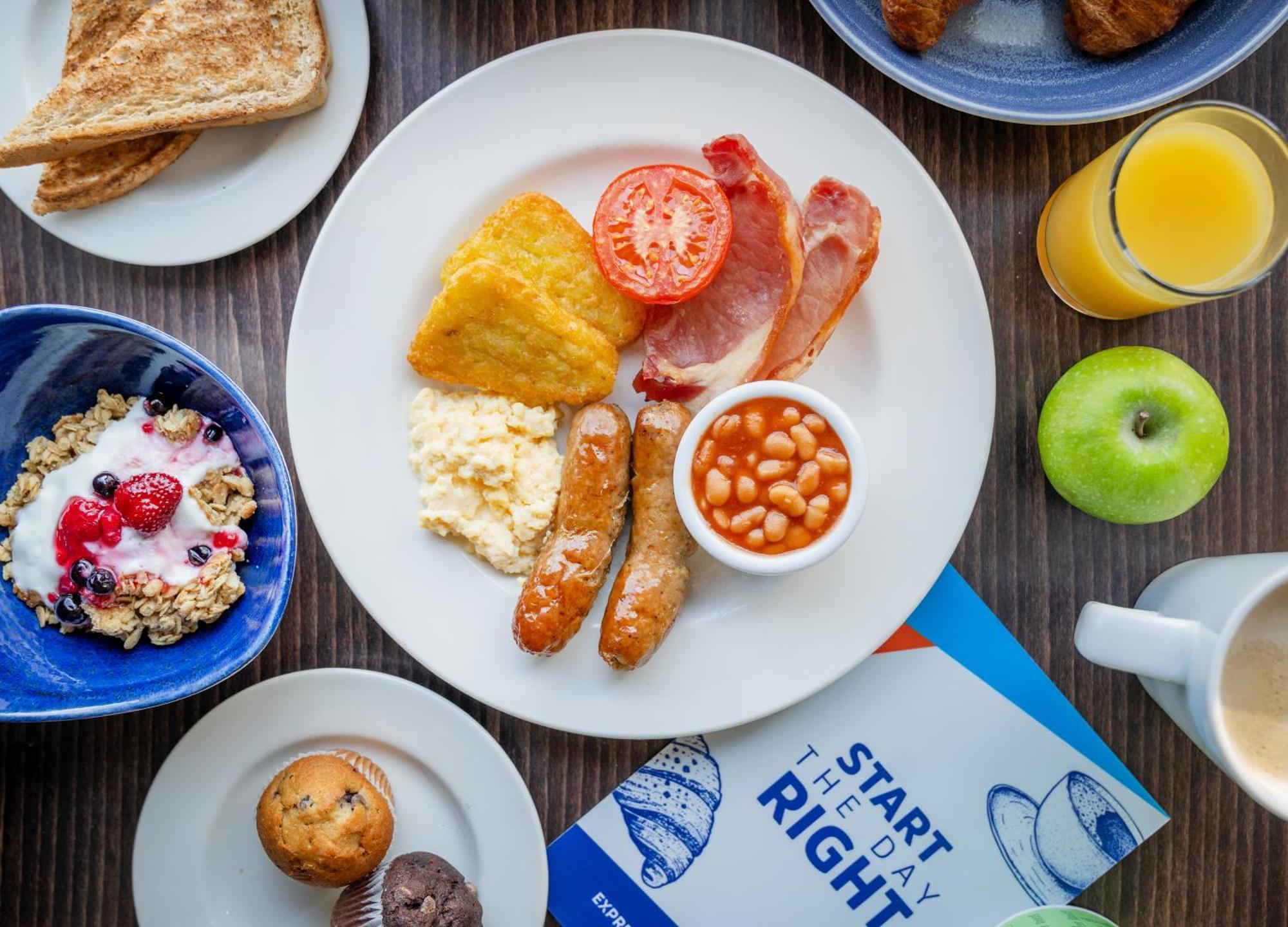 Holiday Inn Express Cambridge Duxford M11 Jct 10 By Ihg Esterno foto