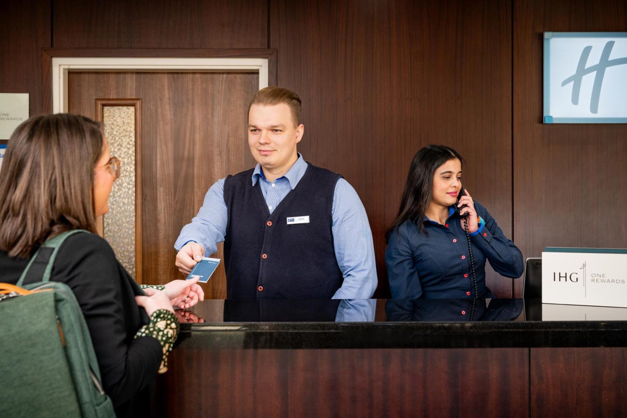 Holiday Inn Express Cambridge Duxford M11 Jct 10 By Ihg Esterno foto