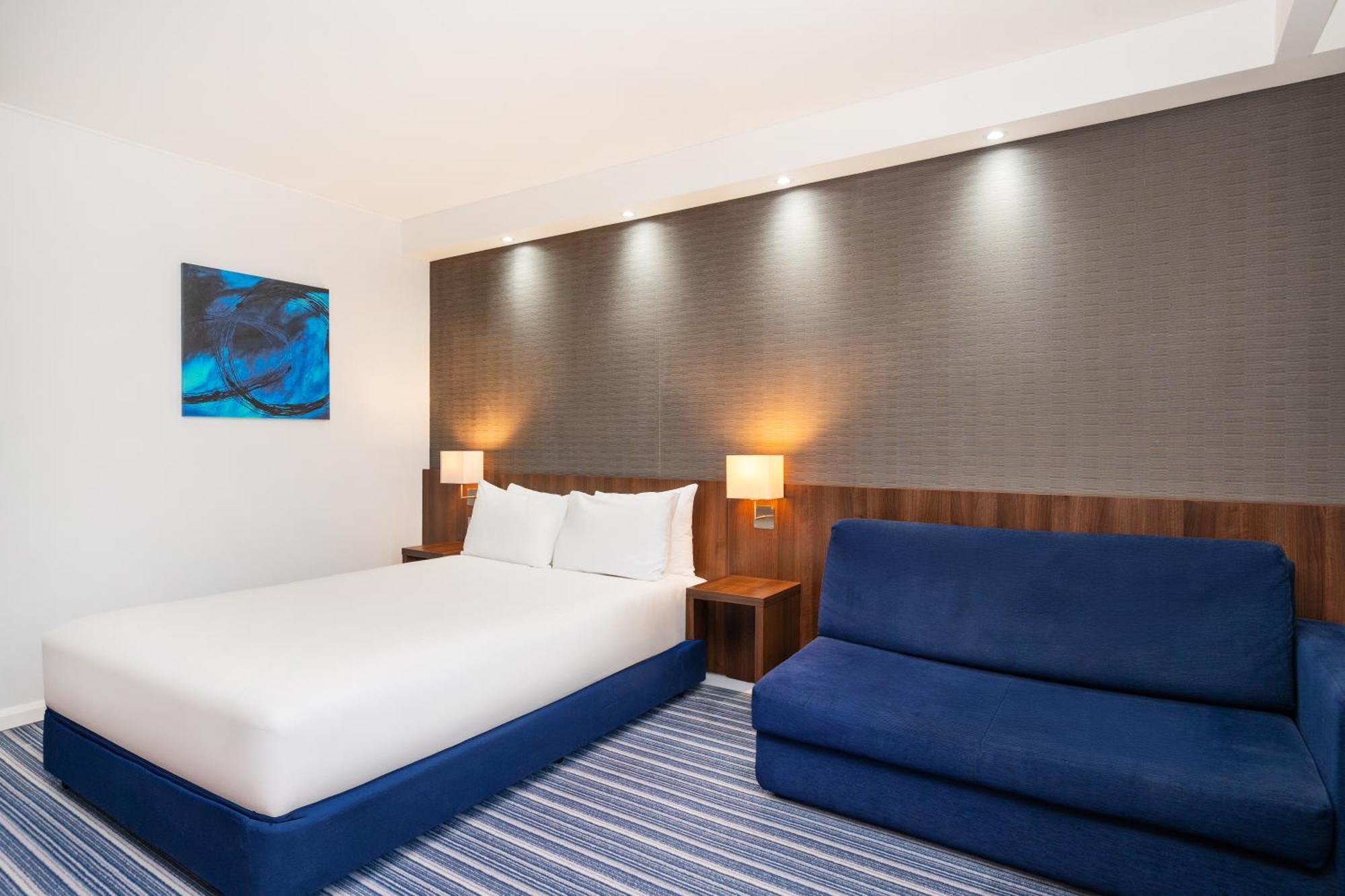 Holiday Inn Express Cambridge Duxford M11 Jct 10 By Ihg Esterno foto