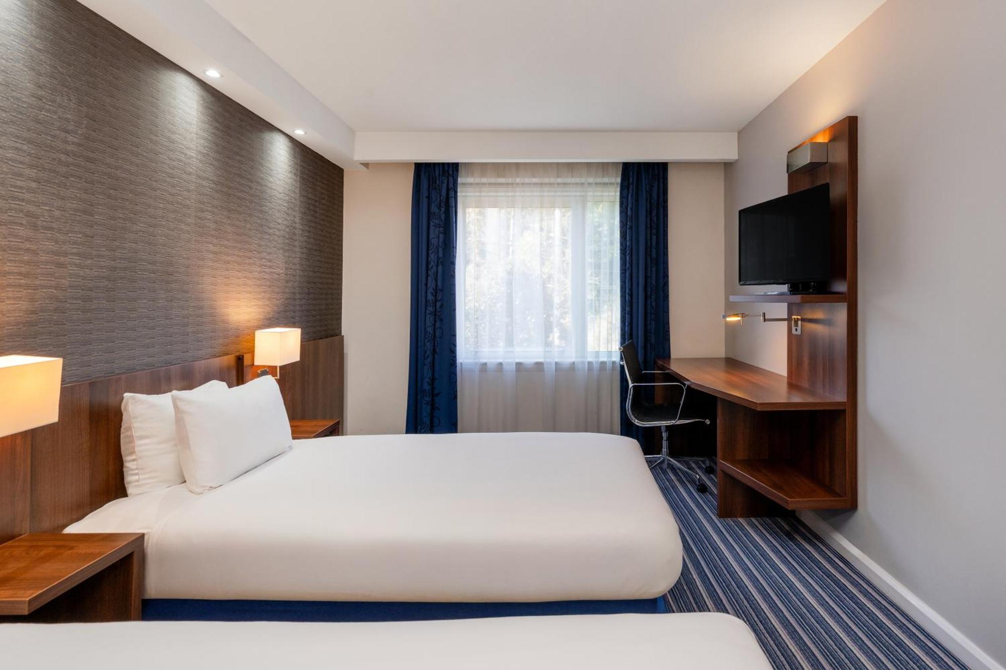 Holiday Inn Express Cambridge Duxford M11 Jct 10 By Ihg Esterno foto
