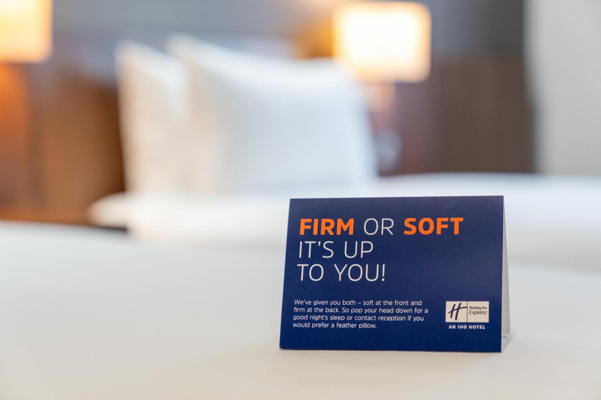 Holiday Inn Express Cambridge Duxford M11 Jct 10 By Ihg Esterno foto