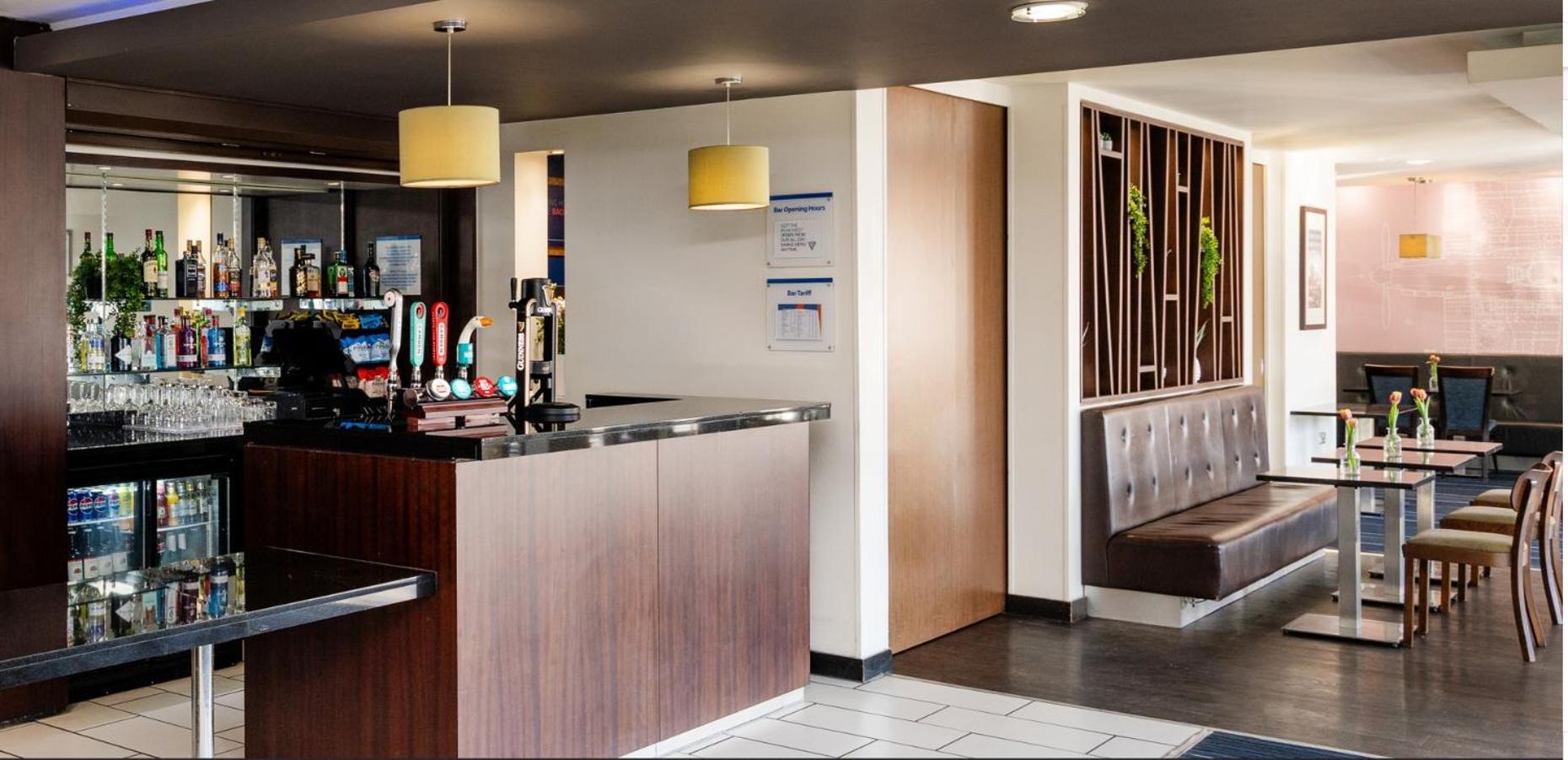 Holiday Inn Express Cambridge Duxford M11 Jct 10 By Ihg Esterno foto