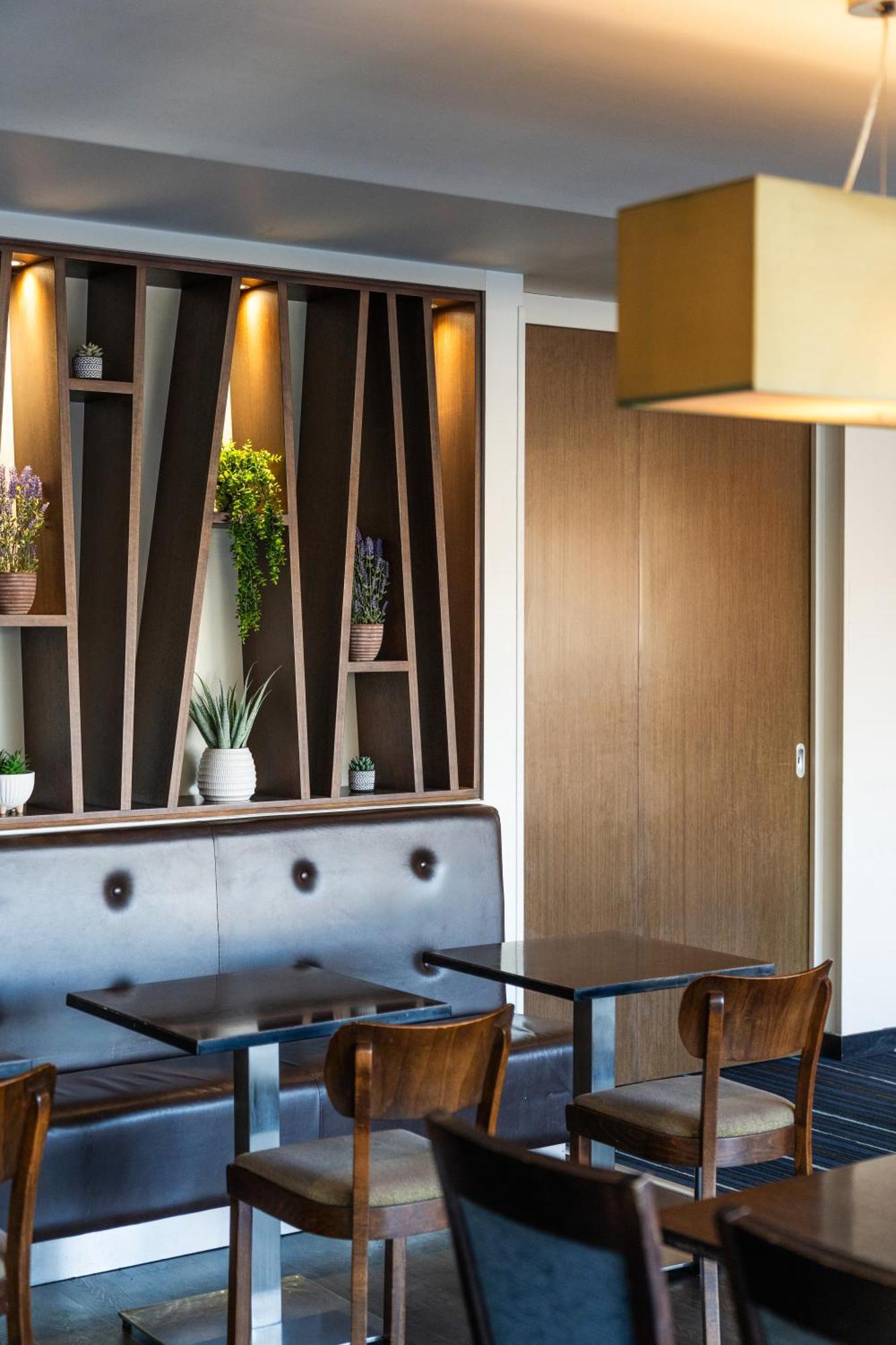 Holiday Inn Express Cambridge Duxford M11 Jct 10 By Ihg Esterno foto